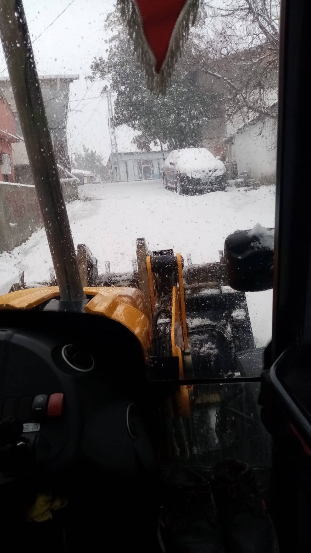 Yoğun Kar Yağışında Mahallemizin Yolları Dozerle Açıldı